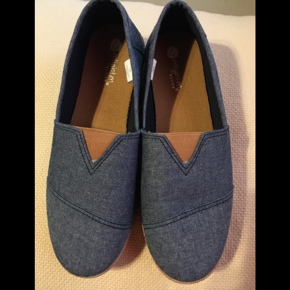 NWOT women’s size 8 shoes denim color M